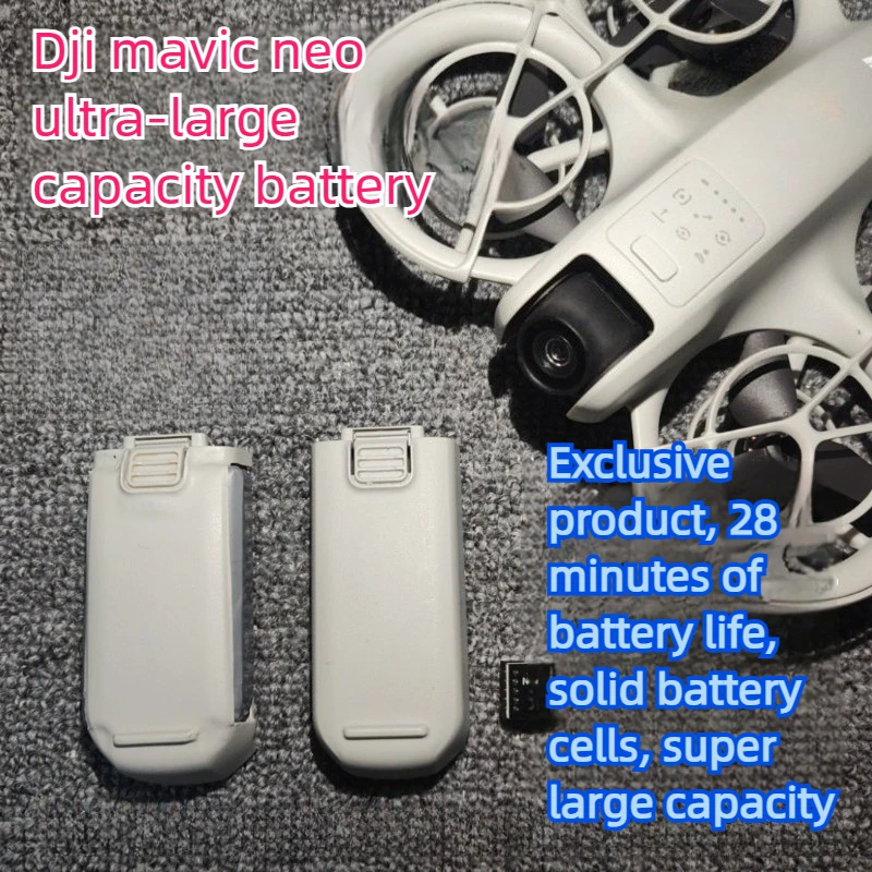 Batterie DJI Neo 3300mAh/3600mAh tenue en main, montrant sa taille compacte.