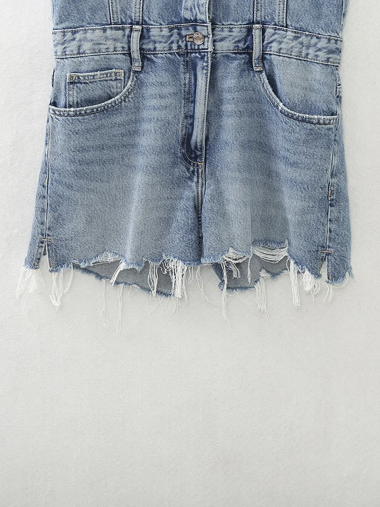 Рисунок 4 - Женский джинсовый комбинезон с карманами