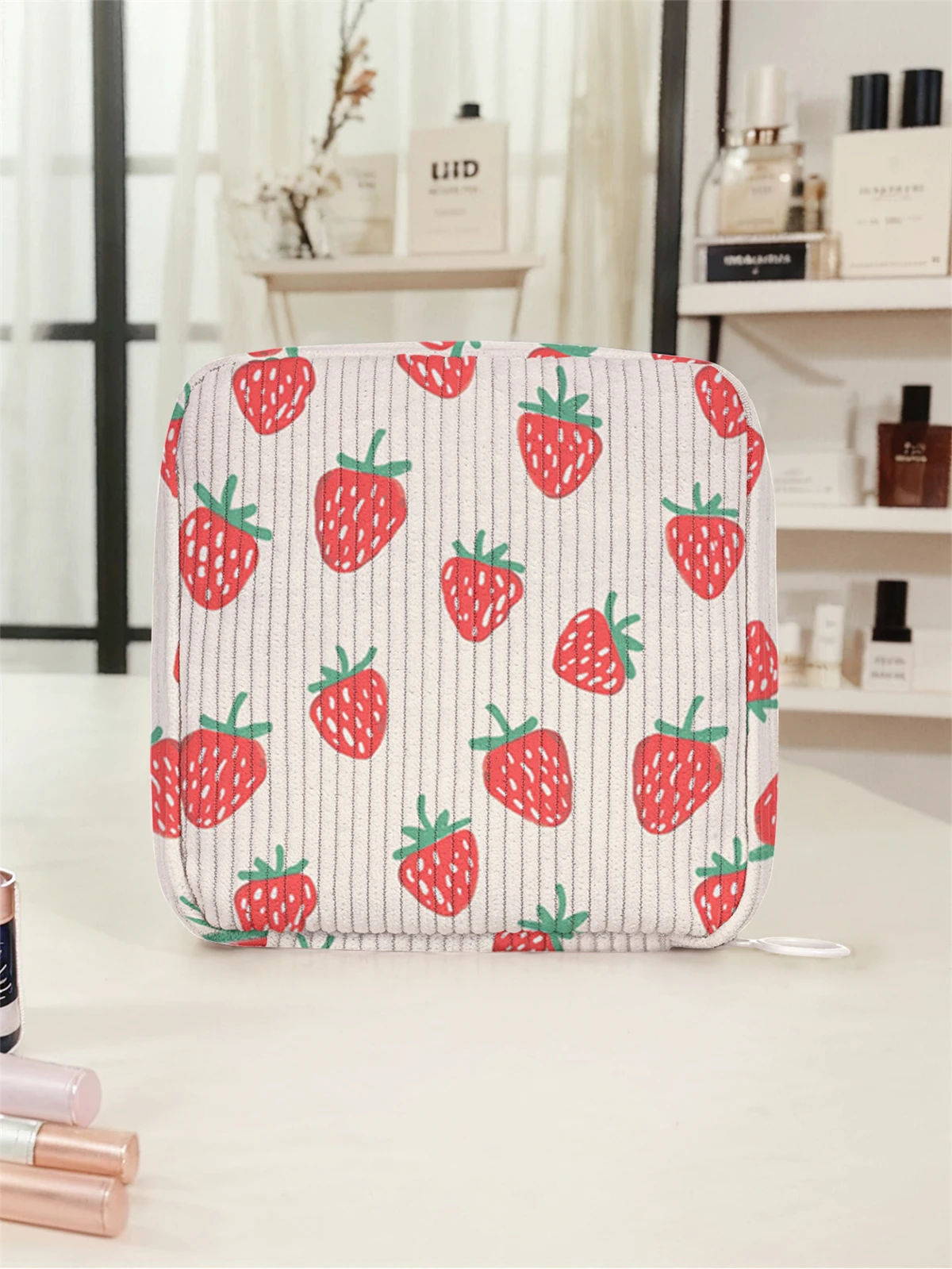 Strawberry pattern printed sanitary napkin storage bag, women's lightweight tissue bag, sanitary tissue bag