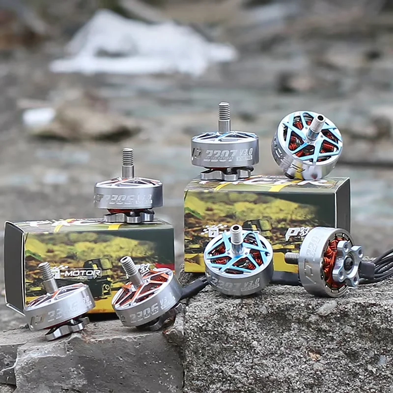 Ensemble de micro moteurs brushless P2207/P2306 V3 kv1750-2550, alignés avec leurs hélices