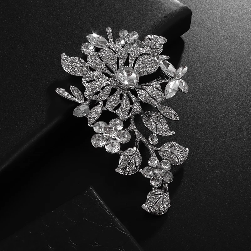 Broche bijou acier argenté fleur strass blanc et cristal bleu