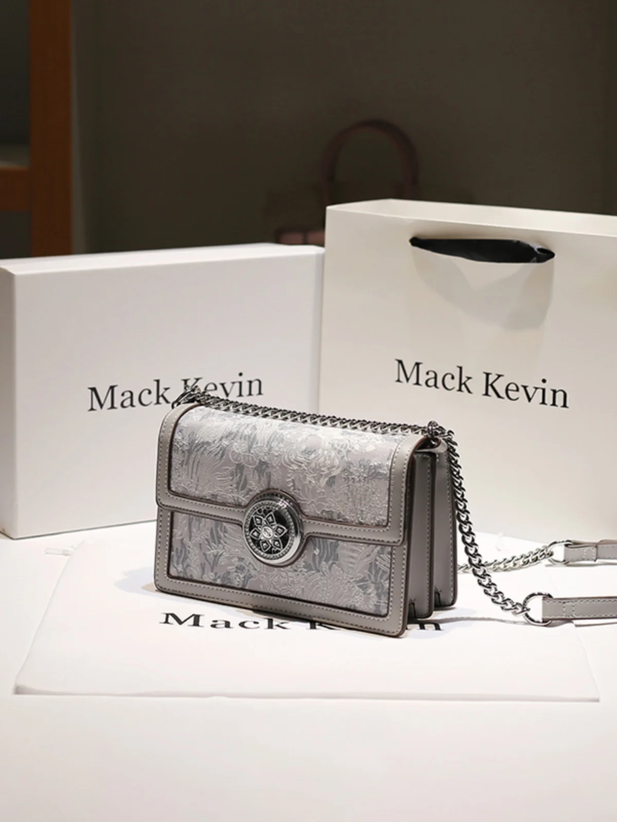 حقيبة جلد مطرزة فاخرة