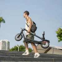 Trottinette électrique 5TH WHEEL, pneus pleins de 10 pouces, puissance de pointe de 600 W, 25 km/h, autonomie de 30 km, clignotants, 36 V 7,5 Ah 1