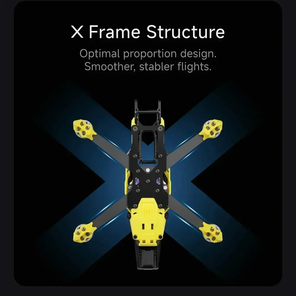 Drone FPV de course posé sur piste, éclairage LED et moteurs brushless visibles.