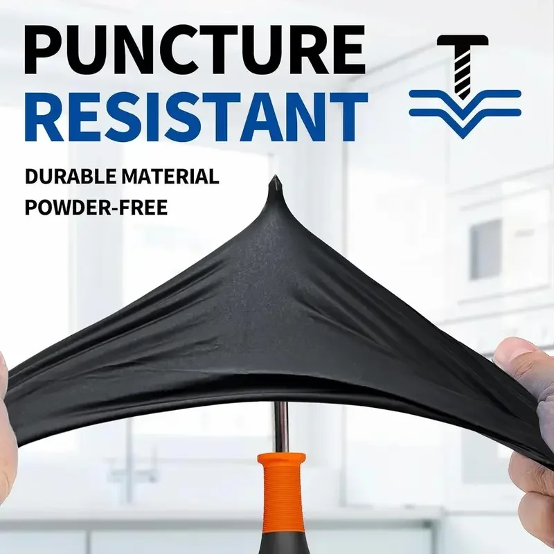 Mains portant des gants jetables noirs manipulant un objet sanitaire.