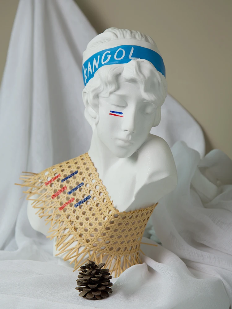 

Скандинавские фигурки для украшения дома, статуэтка для декора комнаты, тотемница, девочка из смолы, вьющаяся фигурка, креативные настольные аксессуары, скульптуры