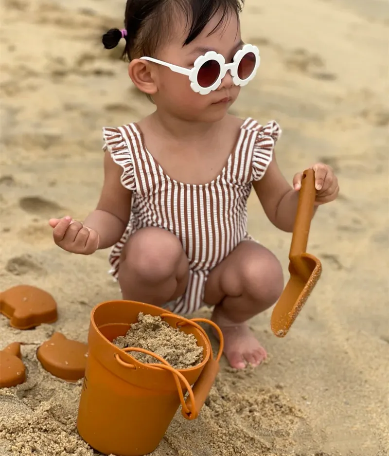 Set di giochi da spiaggia in silicone per bambini con secchiello_voghion.com