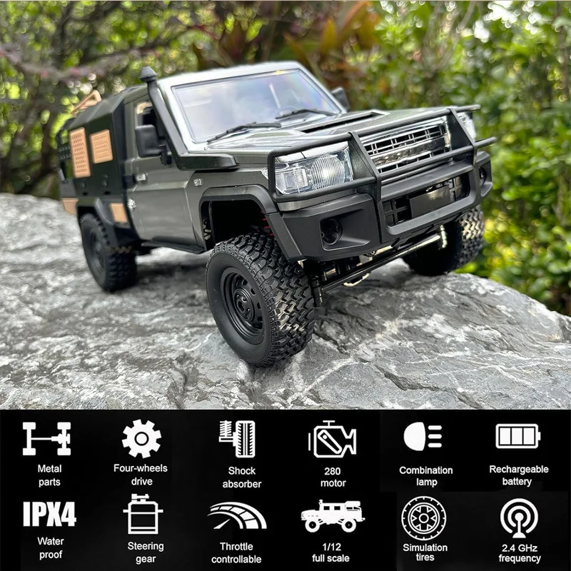 Crawler Buggy RC MN82 1/12 4WD tout terrain en action dans la boue, éclaboussures