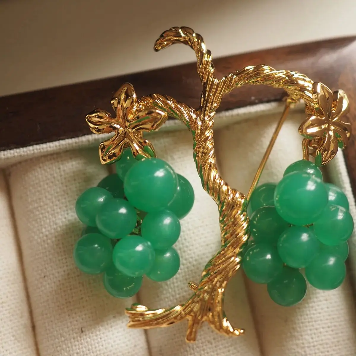 

Broche Vintage Fashion Personality Green Grape Brooch Corsage Pins Accessories Brooches For Women Cute Things