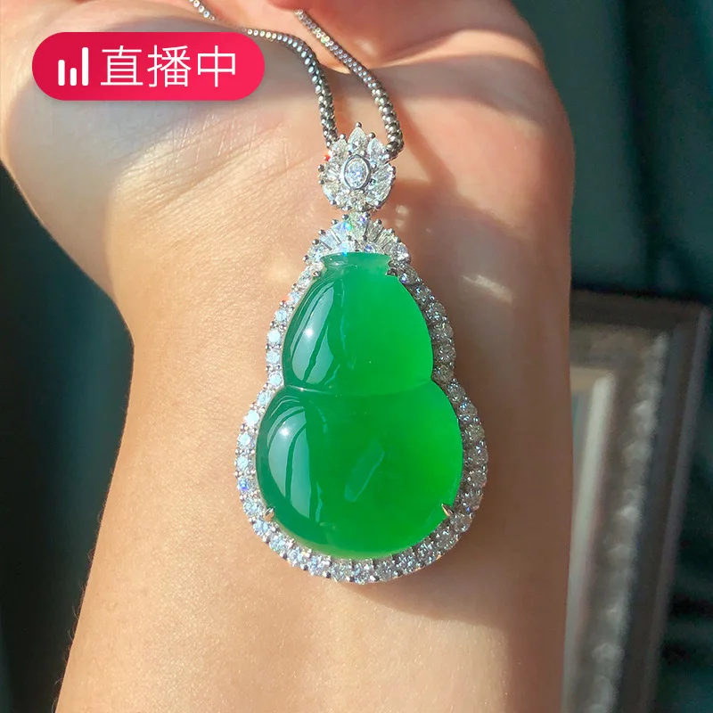 

Natural Emerald Green Goods High-End Gourd 18K Gold Inlaid Pendant