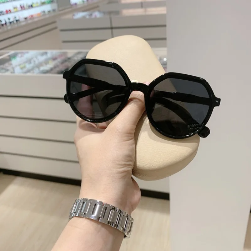 

Vintage Oversized Sunglasses Women Retro Shades UV400 Designer Trendy Style Eyewear Summer Fashion Sun Glasses