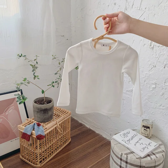 용수철 여아용 캐주얼 다용도 O넥 속옷, 긴팔 티셔츠는 고품질 면 소재로 제작된 세련되고 기능적인 티셔츠입니다.