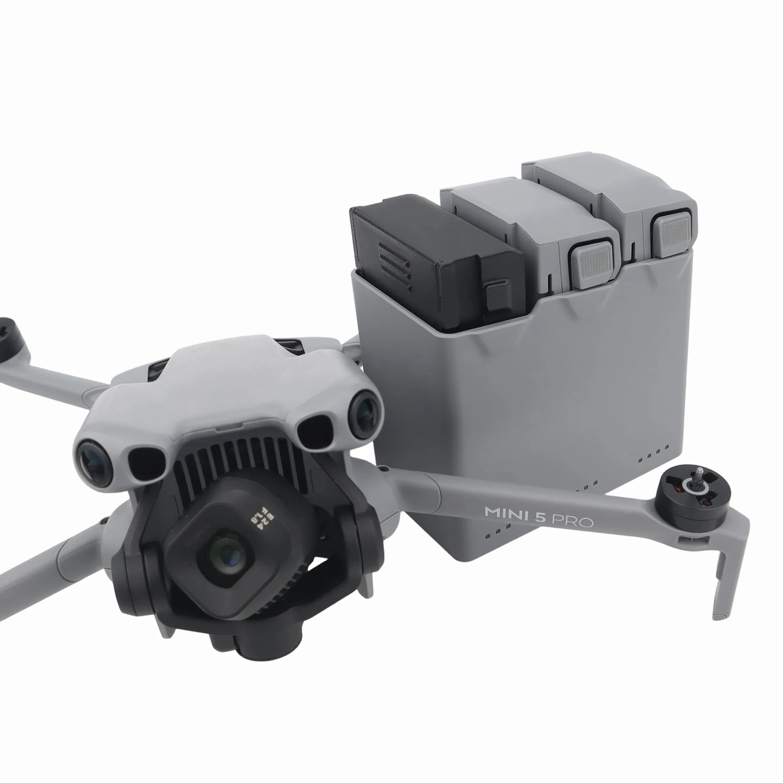 Étui de rangement pour hélices DJI Mini 5 Pro posé sur une table, avec les hélices visibles à travers le filet de rangement.