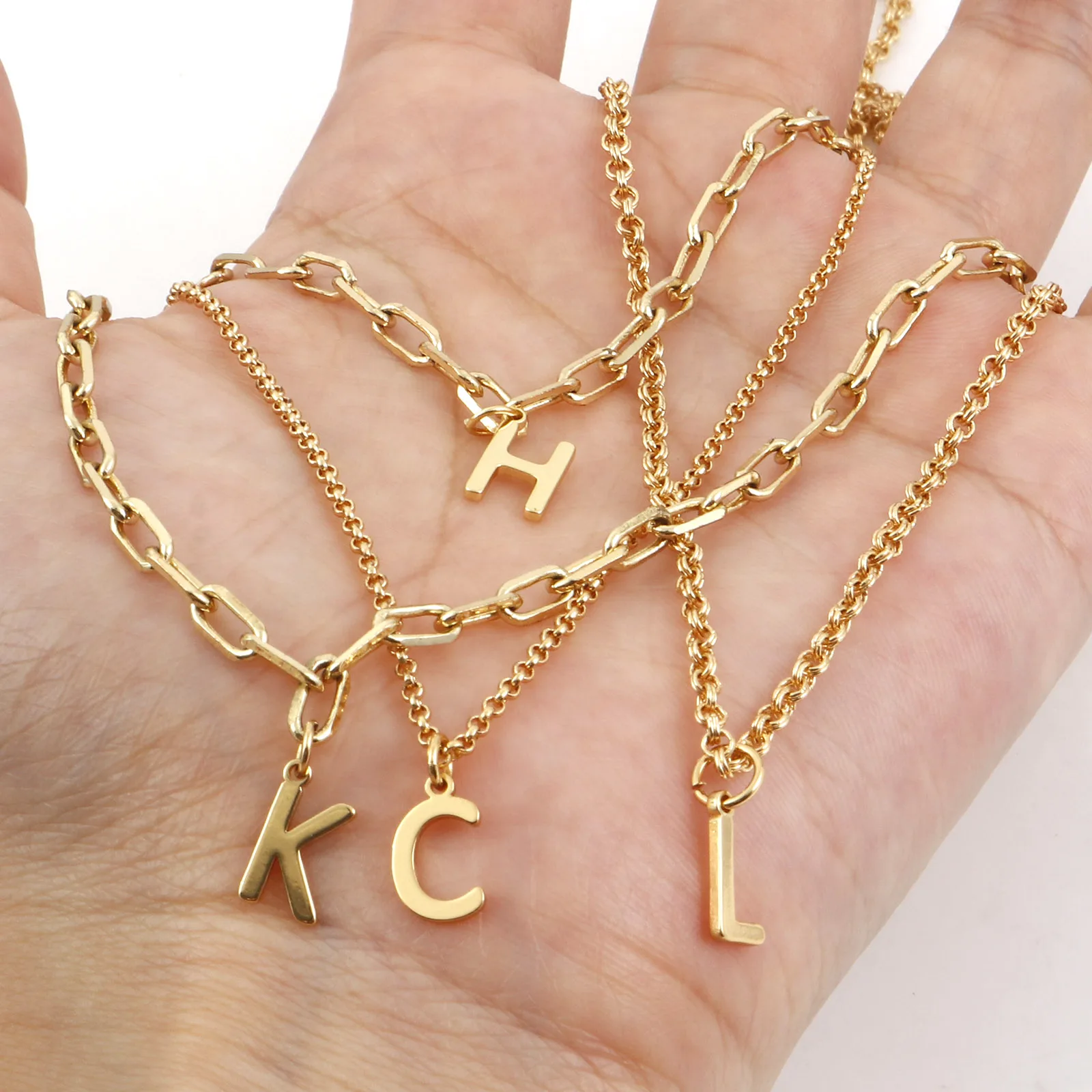 2 stücke Mini Messing Charms Gold Farbe Großbuchstaben Nachricht "A-Z" Anhänger Für Frauen Männer DIY Ohrringe Halskette schmuck Erkenntnisse