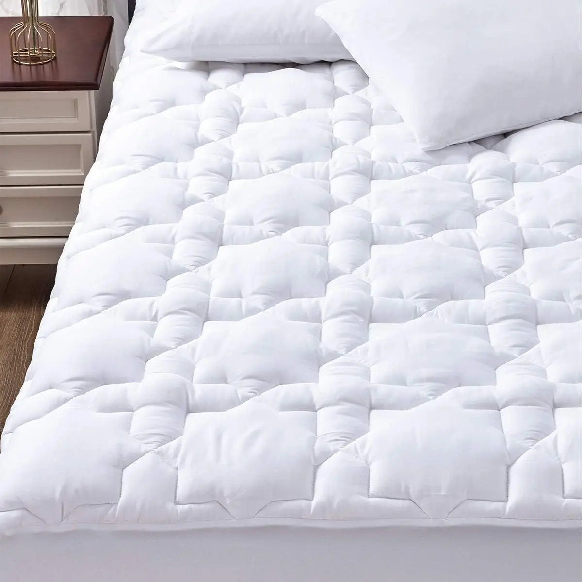 Queen Mattress Pad Cotton Deep Pocket Mattress Cover Non Slip Breathable and Soft Quilted Fitted Topper Up to 18"
