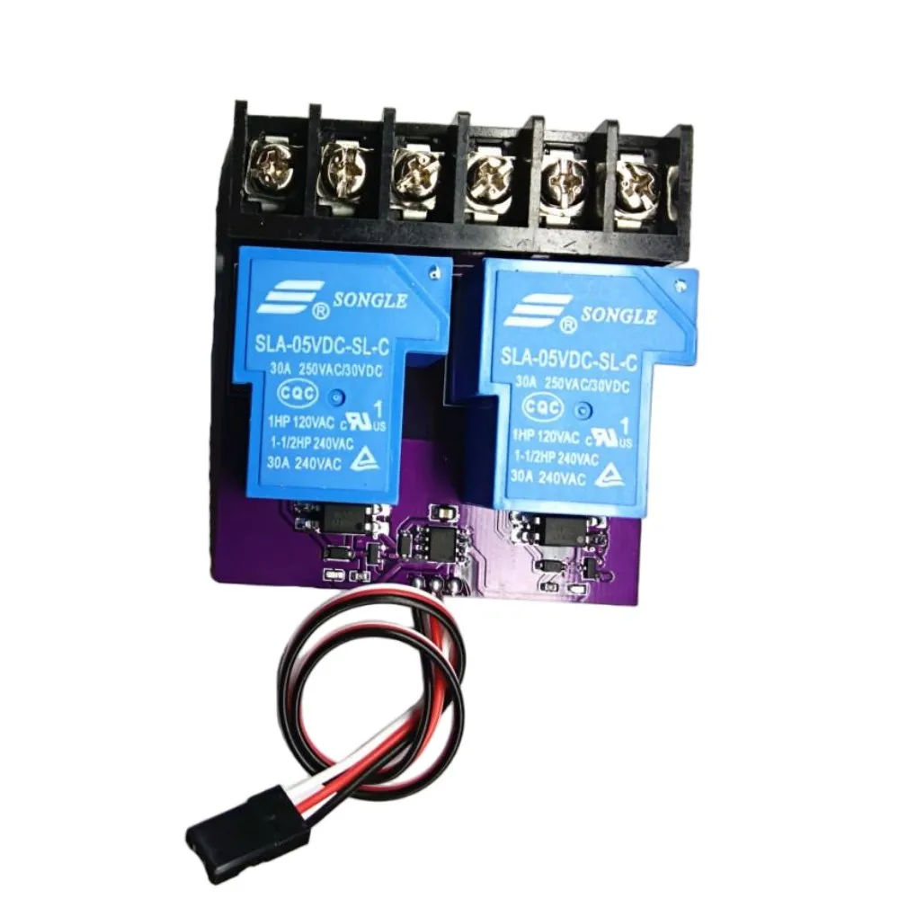 Relais PWM RC 1 canal 10A 250VAC installé sur un drone, avec fils connectés aux bornes