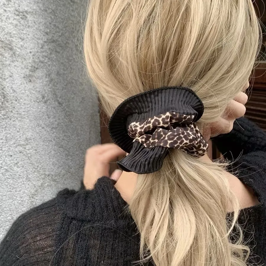 Cravatta elastica per capelli con volant con stampa leopardata, un accessorio per capelli da donna alla moda in stile retrò. - immagine 3
