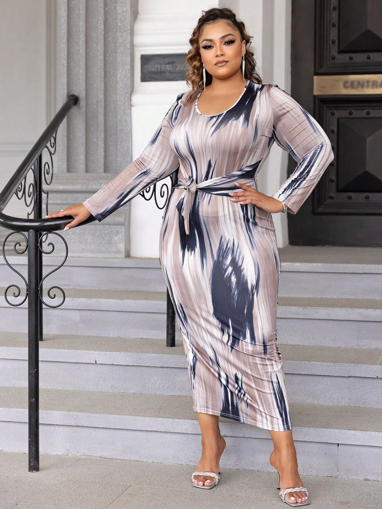 

Yissang Plus Tie Dye Knot Front Bodycon Dress