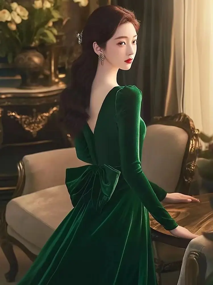 فستان أنيق عالي الجودة لخريف وشتاء 2025 للسيدات، تنورة طويلة بتصميم فيونكة مخملية ذهبية جميلة