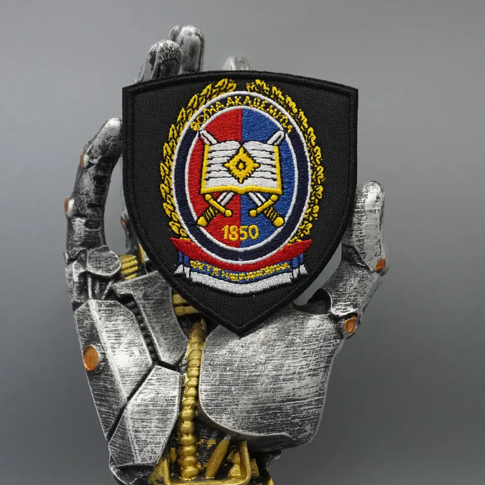Belgrade Military Academy taktische Stickerei-Patches, exquisit und hochwertig, verwendet für Kleidung, Rückseite mit Haken oder Eisen