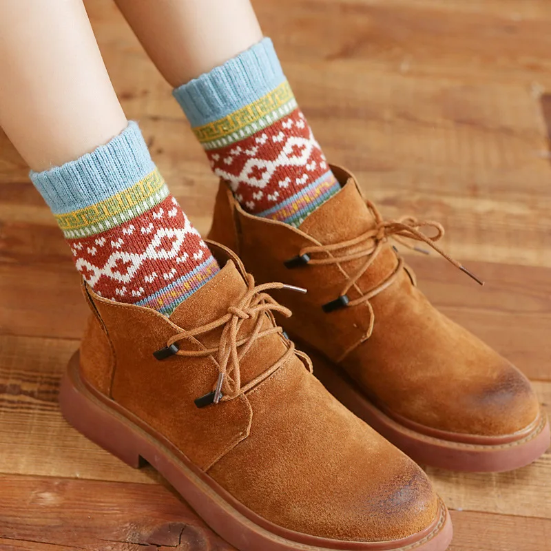 Winter fashion warm socks Knitted wool Christmas socks Striped Snowflake Christmas gift socks Thickened warm women's socks