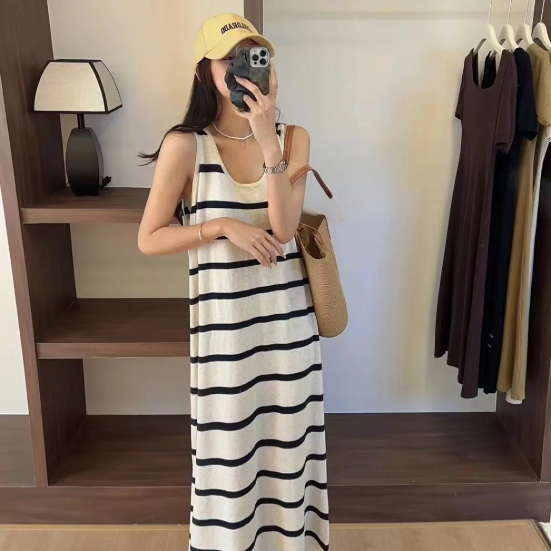 

New style striped sleeveless mid-length skirt for early spring