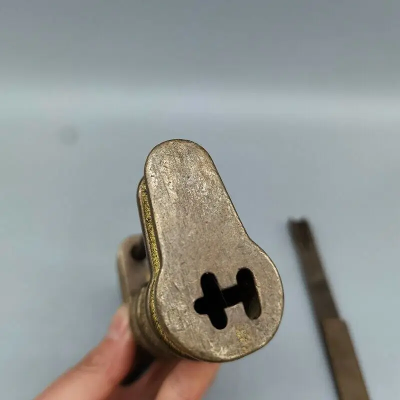 Exquisite Old Chinese Brass Copper Handmade Old Fashioned Lock Key Statue 5