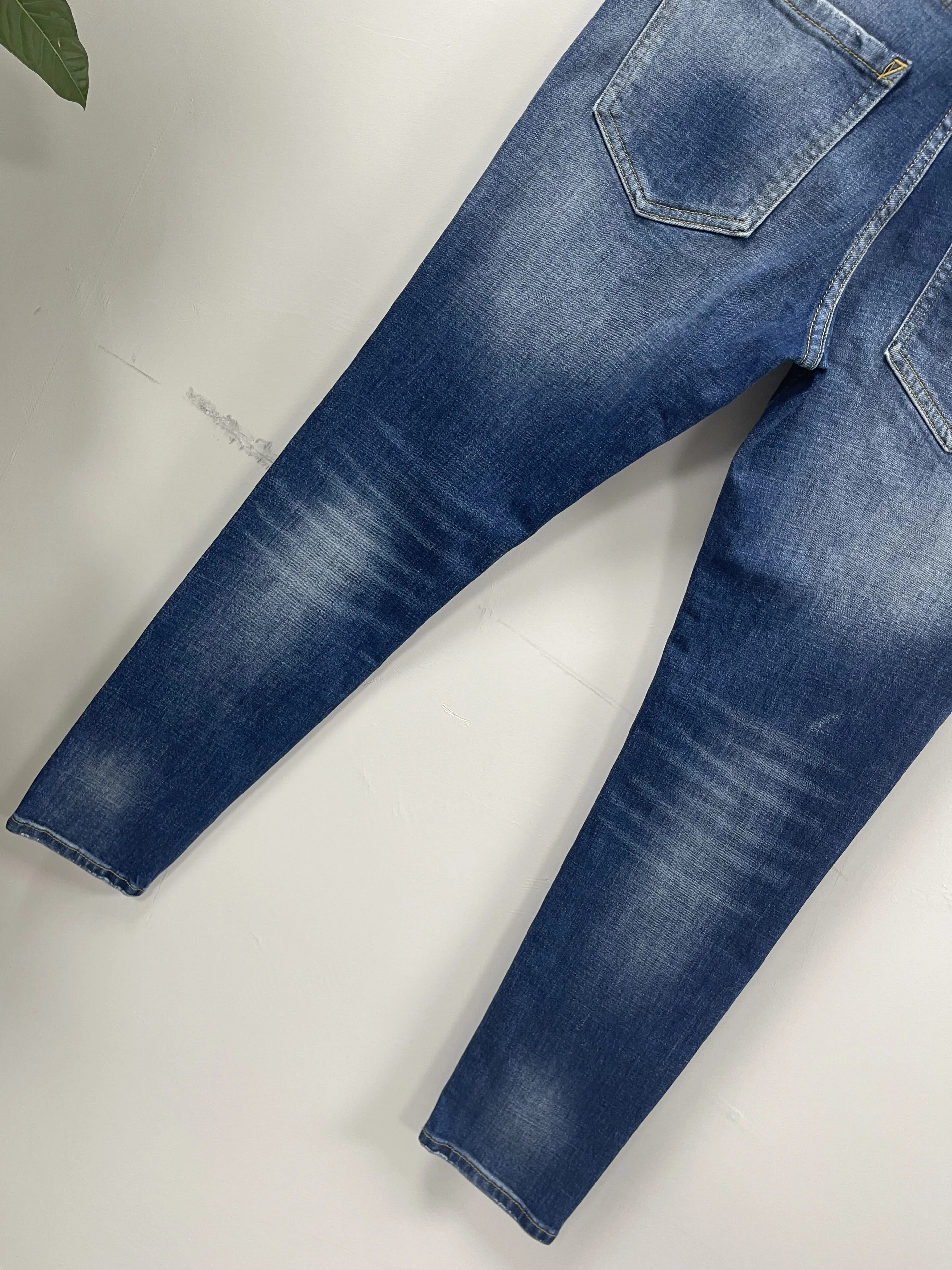 2024 Spring/Summer New Water Wash Worn Hole Patch Paint Letter Print Small Feet Blue D2 Jeans for Men