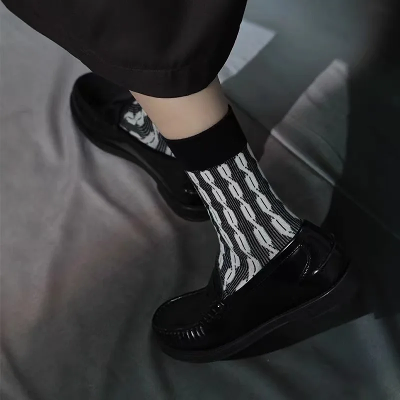 Frauen Koreanische Neue Gut aussehende Farbe Kontrast Twist Dreidimensionale Relief Reine Baumwolle Japanische Ins Flut Retro Sensen Socken – Detail 18
