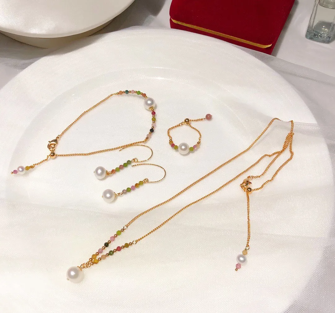 

Комплект из колье, серёг и браслета, с натуральным пресноводным жемчугом