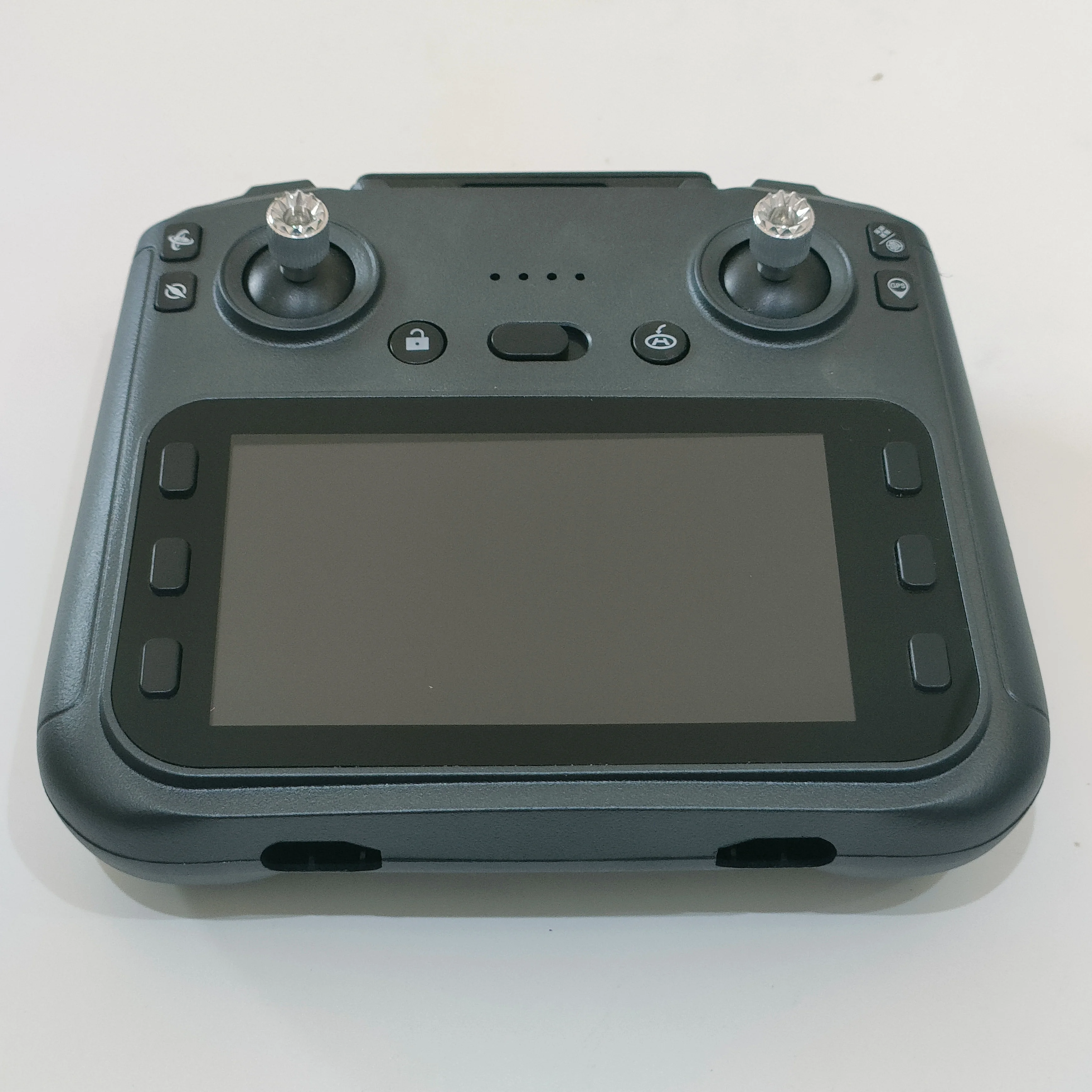 Détail de l'écran LCD couleur affichant les données de vol, télécommande pour drone LYZRC L600-2 PRO MAX