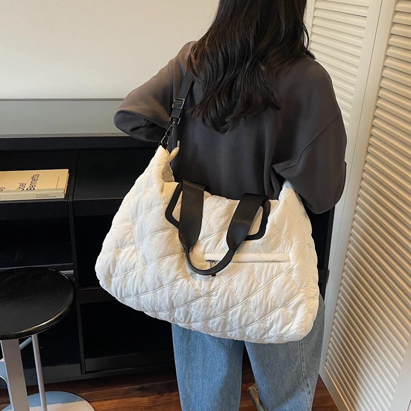 Modische Puffertaschen, luxuriöse Designer-Stepp-Umhängetasche für Damen, 2025, neue gepolsterte Handtasche, Übergröße, Nylon, Reise-Umhängetasche – Detail 25