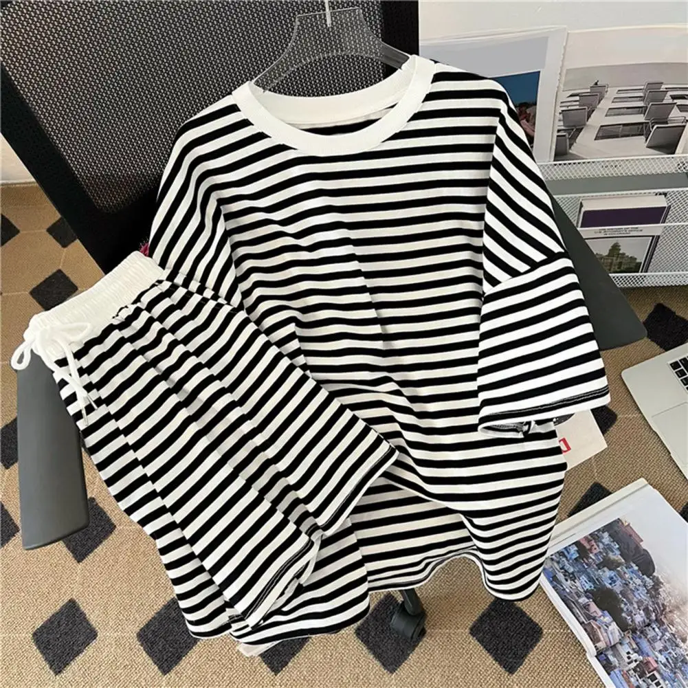 

Women T-Shirt Shorts Suit Summer Striped Short Sleeves Round Neck Loose Elastic Waist Ladies Casual Tee Short Pants Suit
