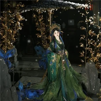 The new Hanfu traditional Chinese-style cross-collar embroidered ancient robe