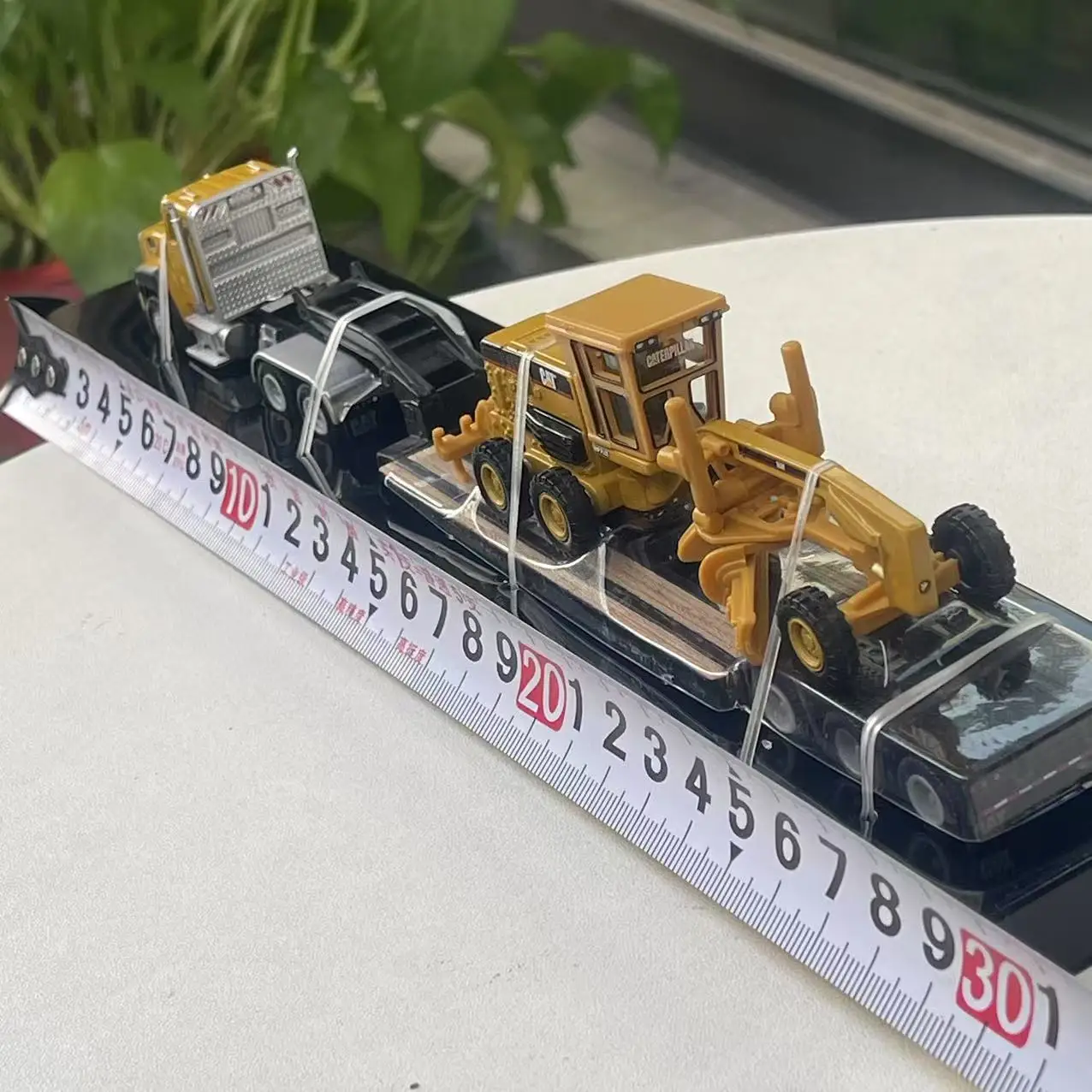 1/87 Scale Semi Tractor with Lowboy Trailer and Cat Diecast Machines Alloy Collectible Toy Model Ornament Souvenir