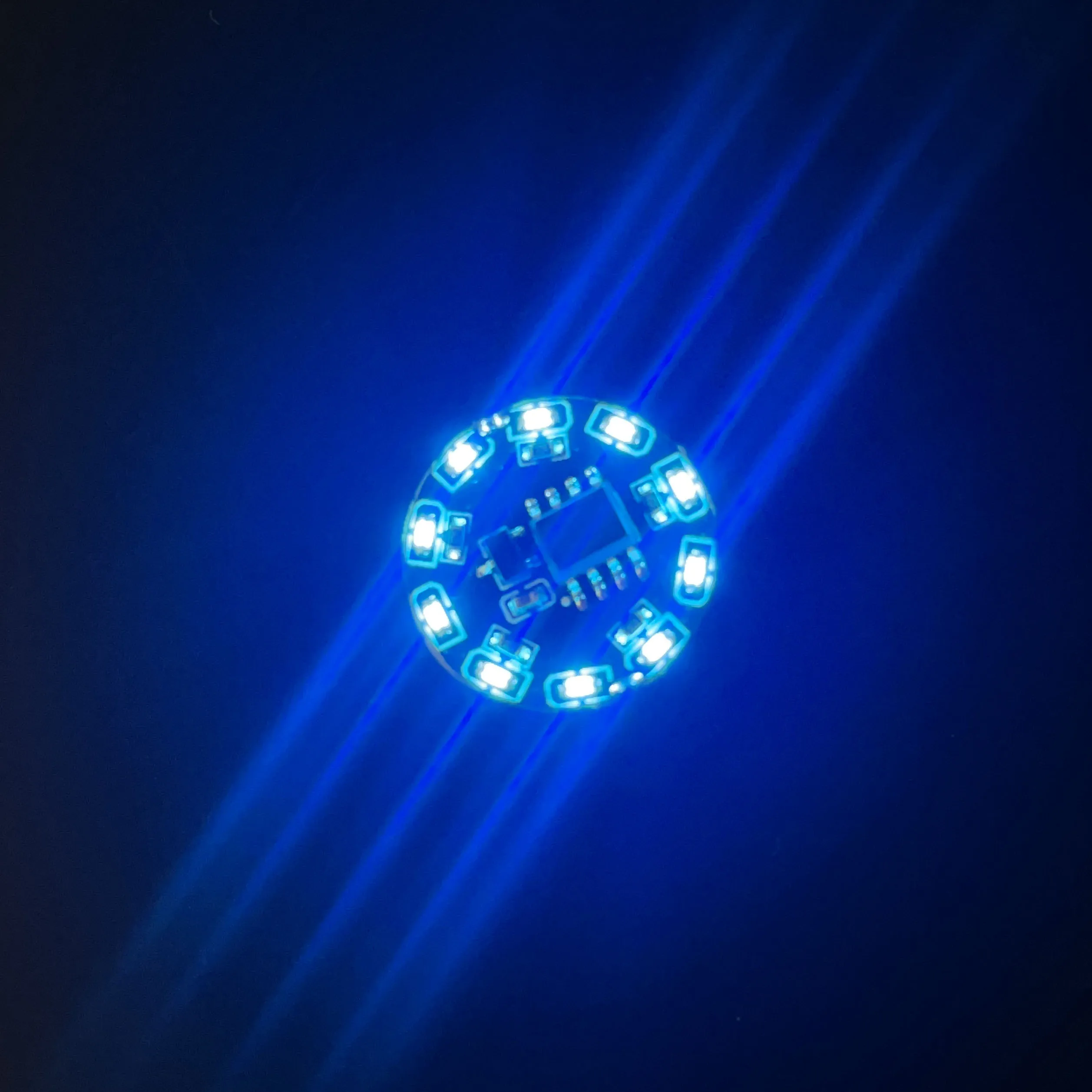 Luce LED Magnetica Wireless Colorata Con Sensore - 4 Modalità Di Illuminazione