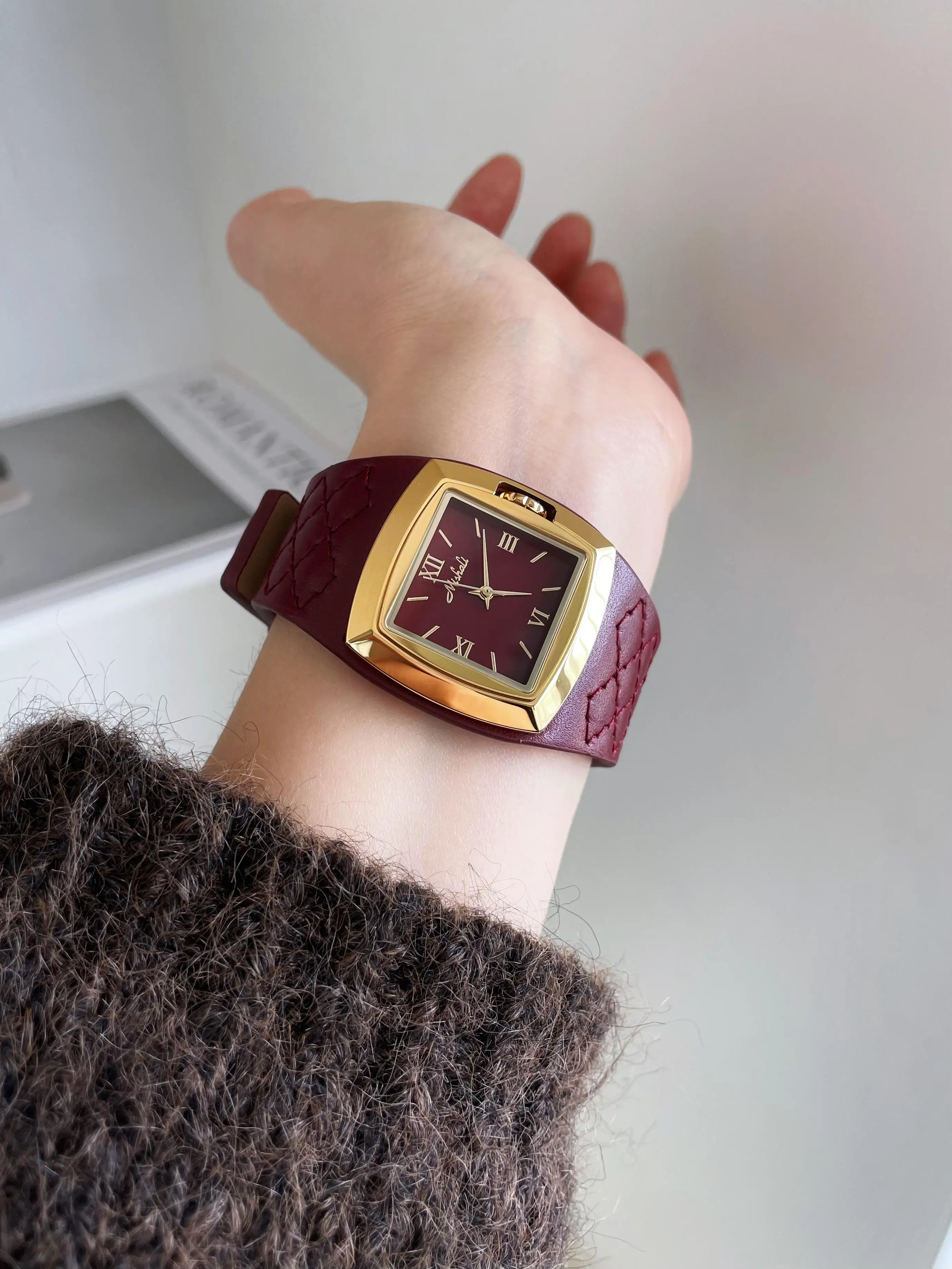 ساعة يد نسائية كلاسيكية كوارتز بحزام من الجلد الطب...