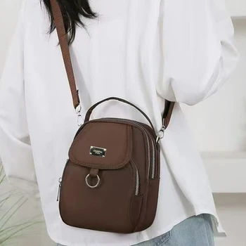 Zaino per bambini con tracolla regolabile, adatto per viaggi e gite. Ha più tasche.