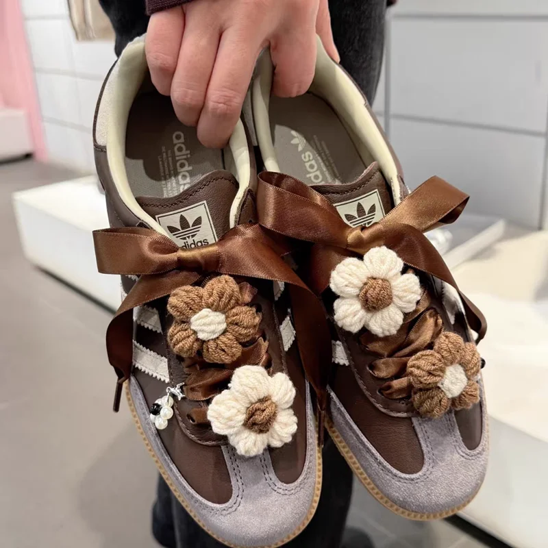 Satin-Finish-Schnürsenkel kombinieren Herbst Winter Maillard braun gestrickte Blumenschnürsenkel Schnallen DIY Decorat DE Training Sneakers Schuhe