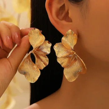 Exaggerated Vintage Gold Color Leaf Earrings For Women Metal Earing Jewelry 2025 Trending New Multilayer Petal Flower Earrings