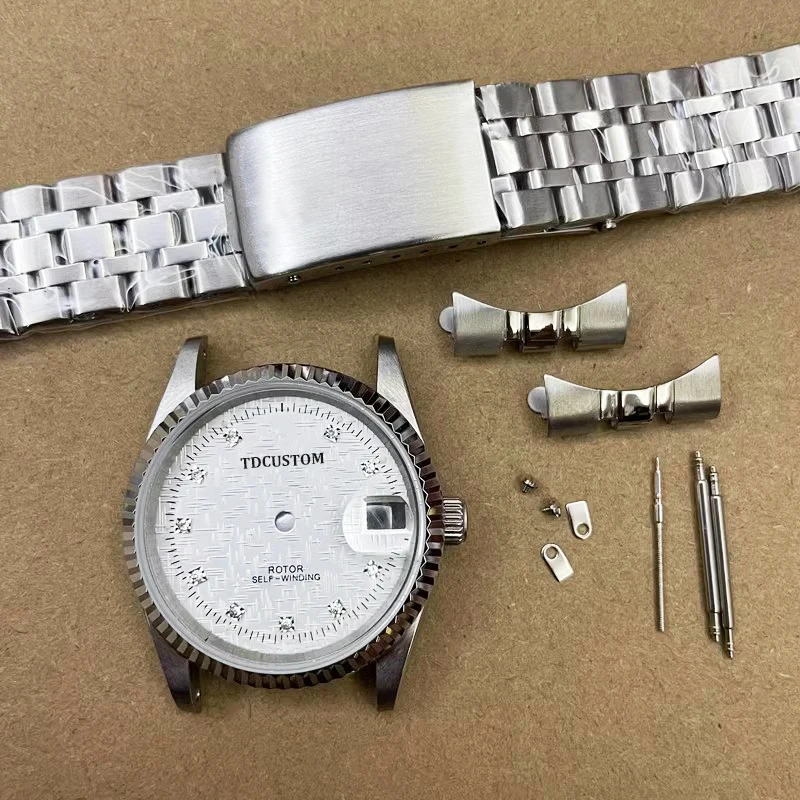 Fondo Di Vettore Del Buon Anno Con I Fiocchi Di Neve Brillanti E L Orologio Dorato Che Mostrano Cinque Minuti Alla Mezzanotte 63197539 - Foto 2