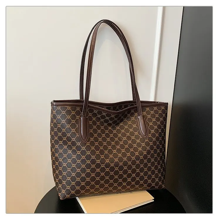 Spacious Women's Tote Bag - Trendy Single Shoulder Design