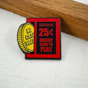 Spilla smaltata a tema arcade retrò con inserto per moneta da 25 centesimi, divertente, non ha valore in denaro, distintivo giocatore, accessorio unico a tema gioco