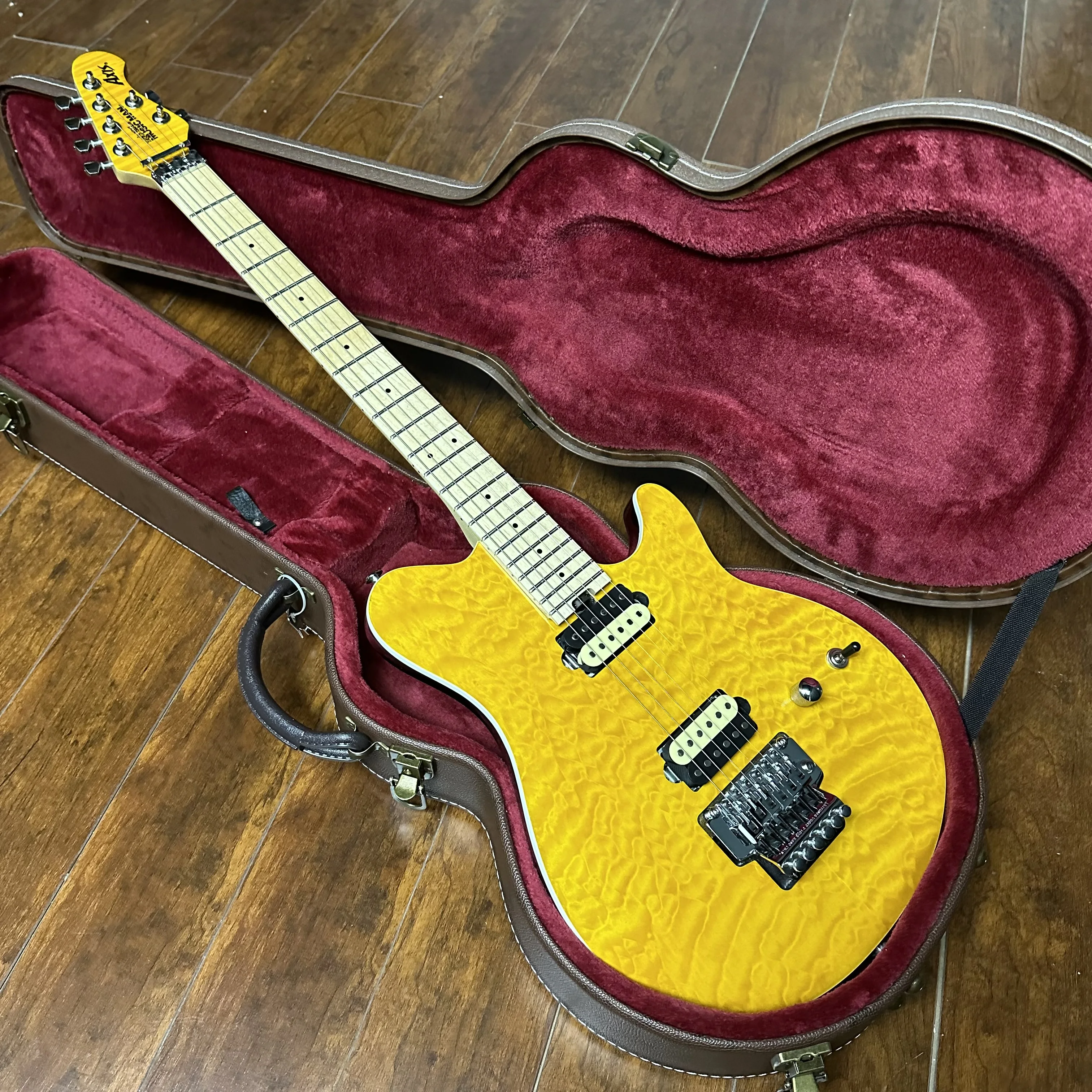 Music Man Ernie Ball Axis 6 Corde Eelectric Guitar,Maple Fingerboard, Corpo Giallo, Increspature D'Acqua, Floyd Rose Pickup, Disponibile