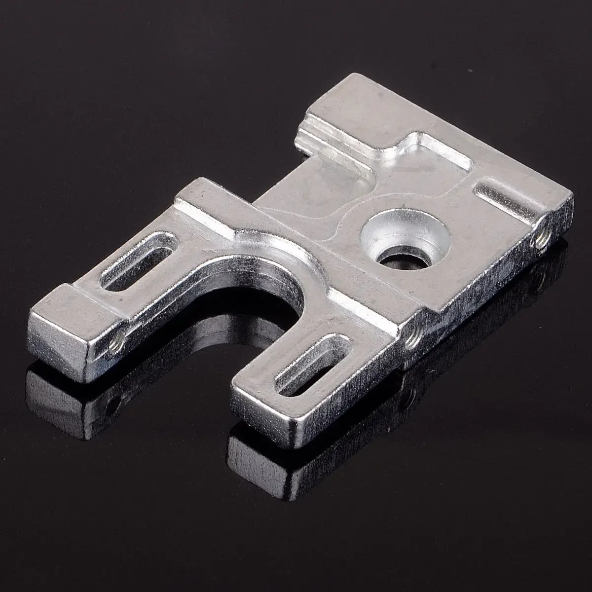 Support moteur HSP 03007 installé sur un châssis de voiture RC 1/10, buggy ou camion Flying Fish.