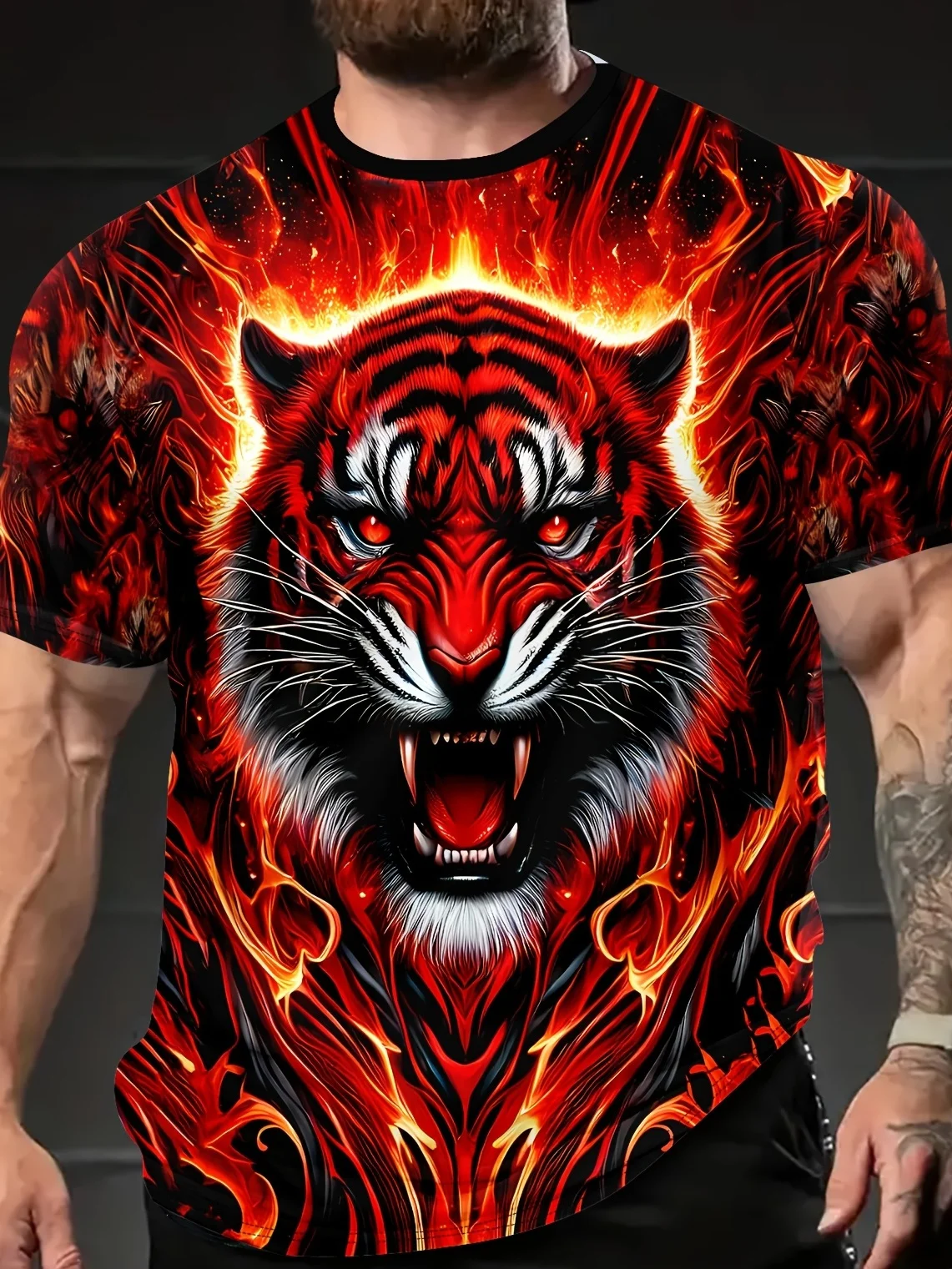 Mees kannab musta t-särki, millel on 3D tiigri pilt erkpunaste leekide taustal. Tiigri silmad ja suu on avatud ilmega, mis lisab särgile jõulise ja dramaatilise efekti. T-särk on valmistatud pehmest ja venivast materjalist, mis sobib hästi kehavormi järgi.