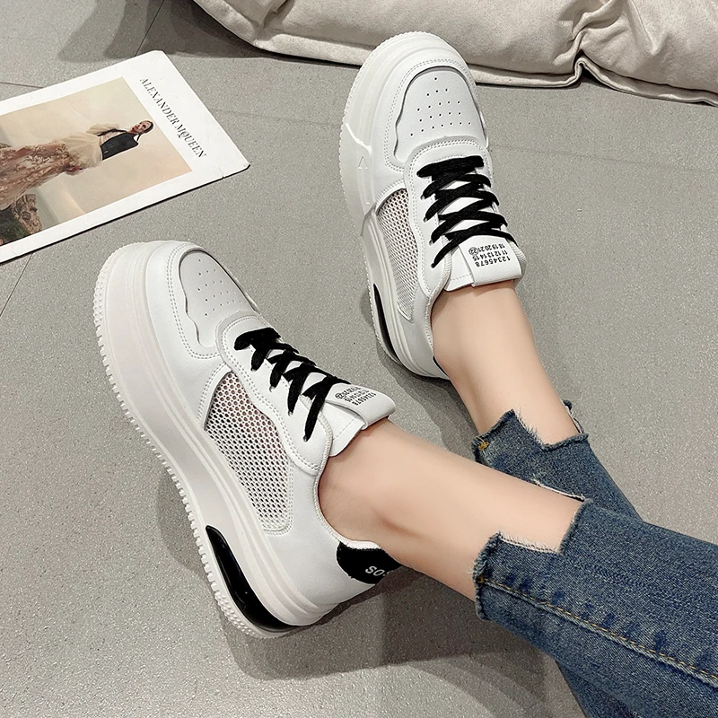 

Новинка 2023, женская летняя обувь, женская Корейская дышащая обувь, маленькие белые туфли для студентов, кружевная обувь для скейтборда, обувь на платформе