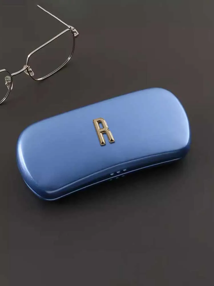 

Customized Eyewear Cases Design Metal Protection On-the-Go Personalized Customer Name Gold Letter: Dual-Tone Artistry