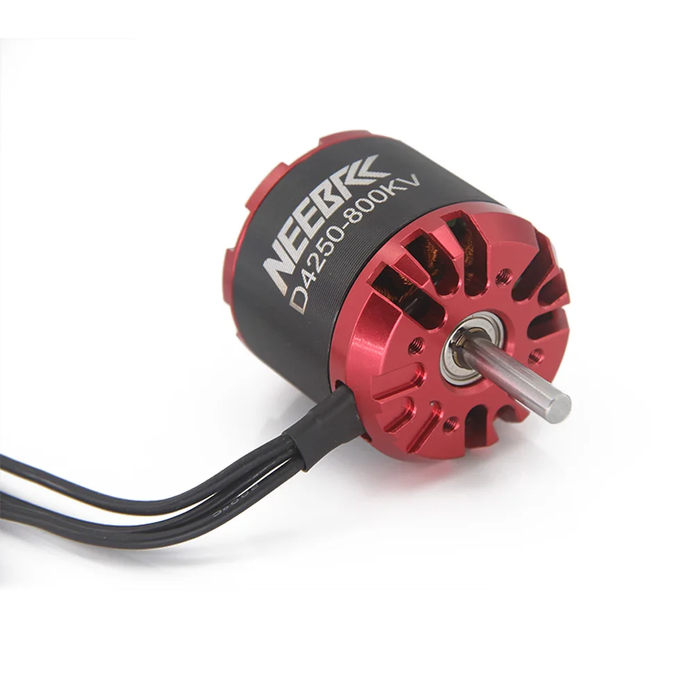 Gros plan sur les enroulements et aimants du moteur sans balais NEEBRC 4250 600KV/800KV, soulignant sa qualité de fabrication.