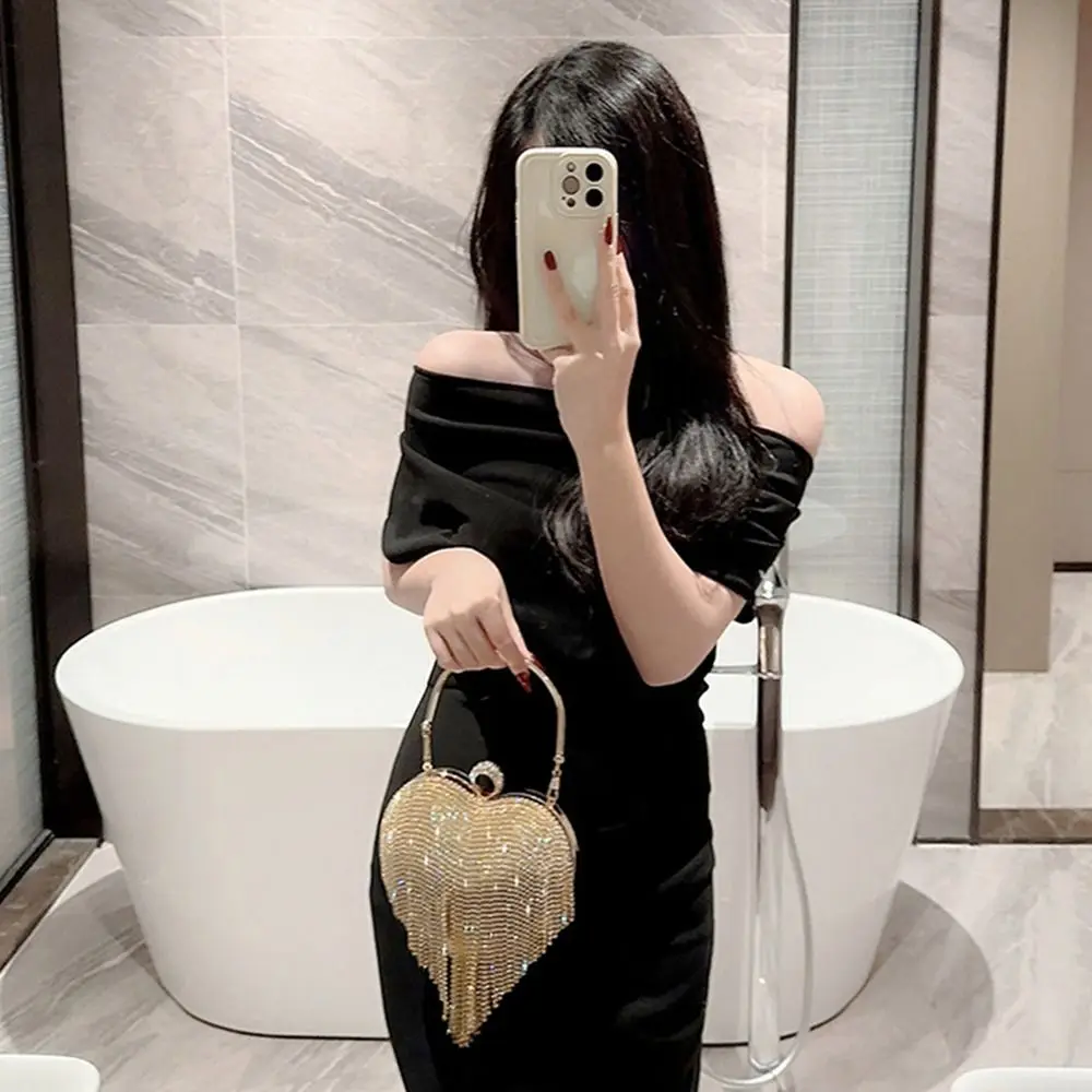 حقيبة يد مزينة بالشرّابات وحجر الراين بتصميم على ش...